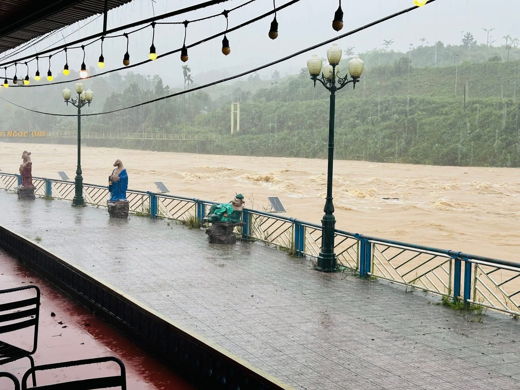 Miền Trung “quặn mình” trước mưa lũ - Nguyện cầu bình an sớm trở về
