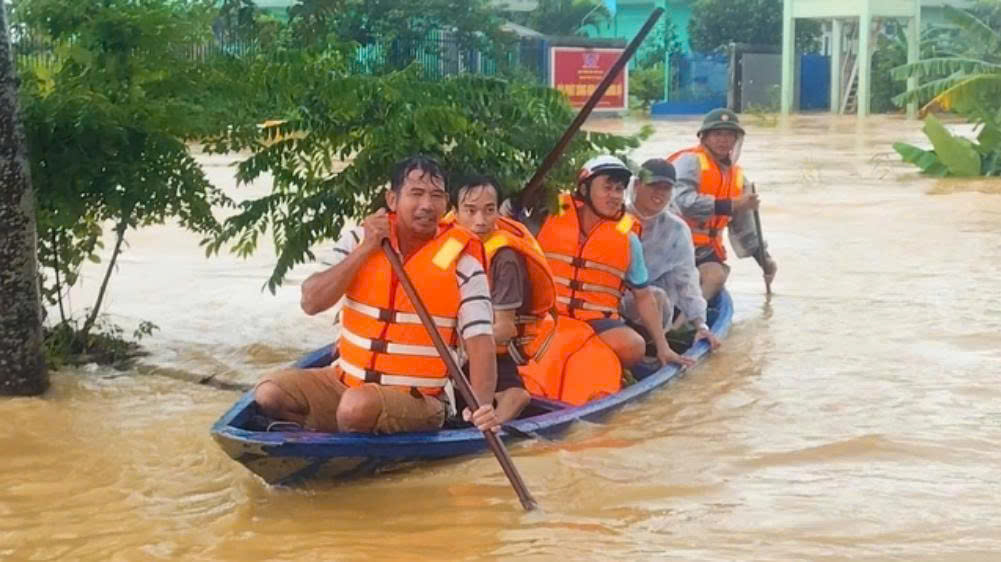 Miền Trung “quặn mình” trước mưa lũ - Nguyện cầu bình an sớm trở về