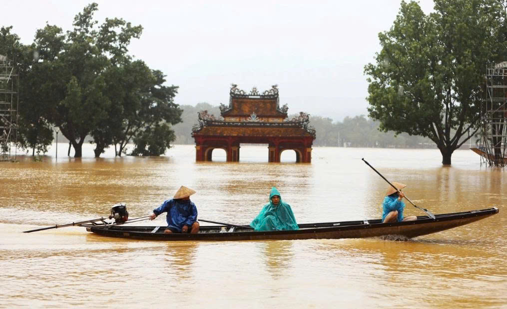 Miền Trung “quặn mình” trước mưa lũ - Nguyện cầu bình an sớm trở về