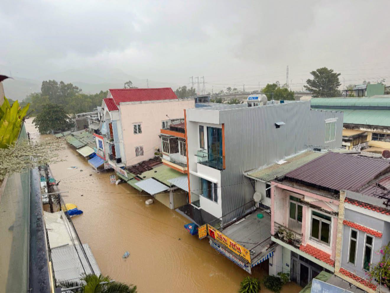 Miền Trung “quặn mình” trước mưa lũ - Nguyện cầu bình an sớm trở về